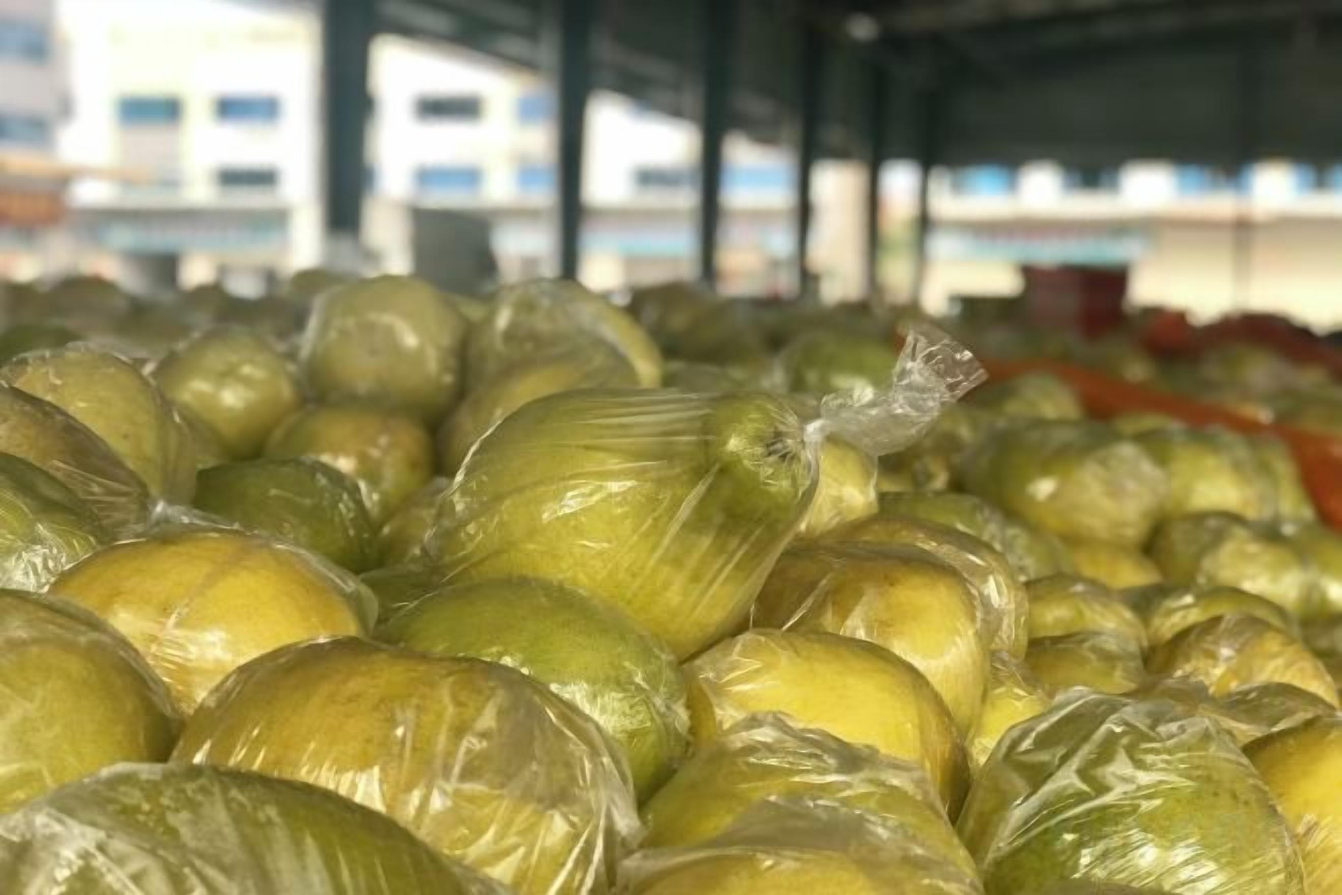 Un área de almacenamiento con numerosos objetos envueltos, probablemente para la venta o el almacenamiento.