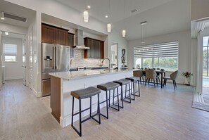 Geladeira, micro-ondas, fogão, cooktop