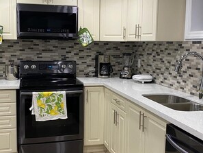 Réfrigérateur, four à micro-ondes, un four, surface de cuisson