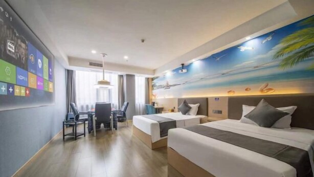 Una habitación de hotel con dos camas, un escritorio y una silla.