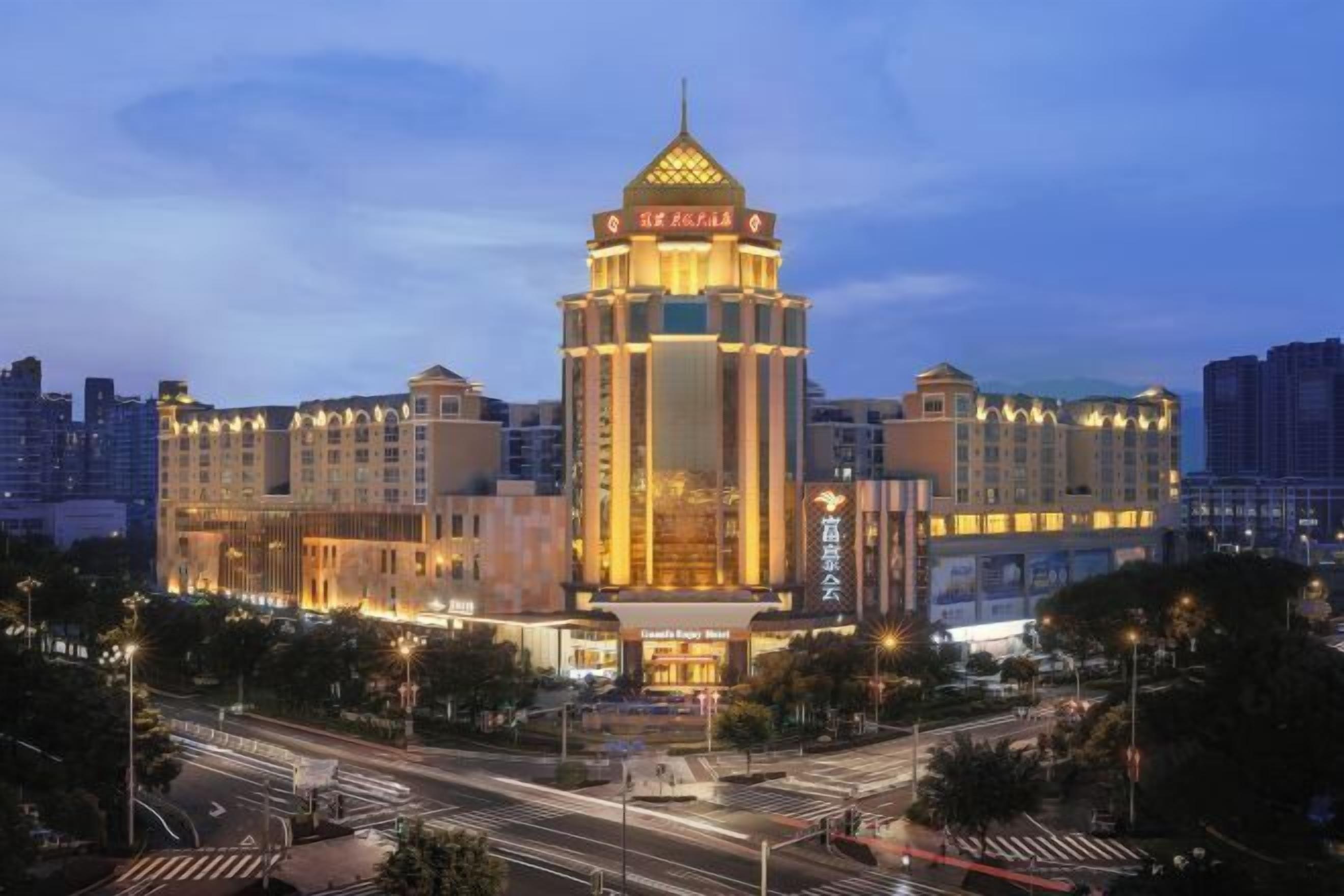 Un hotel con una torre destacada, varios pisos y una fachada bien iluminada.