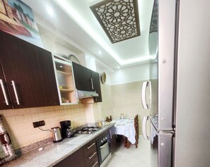 Fridge, oven, stovetop, coffee/tea maker