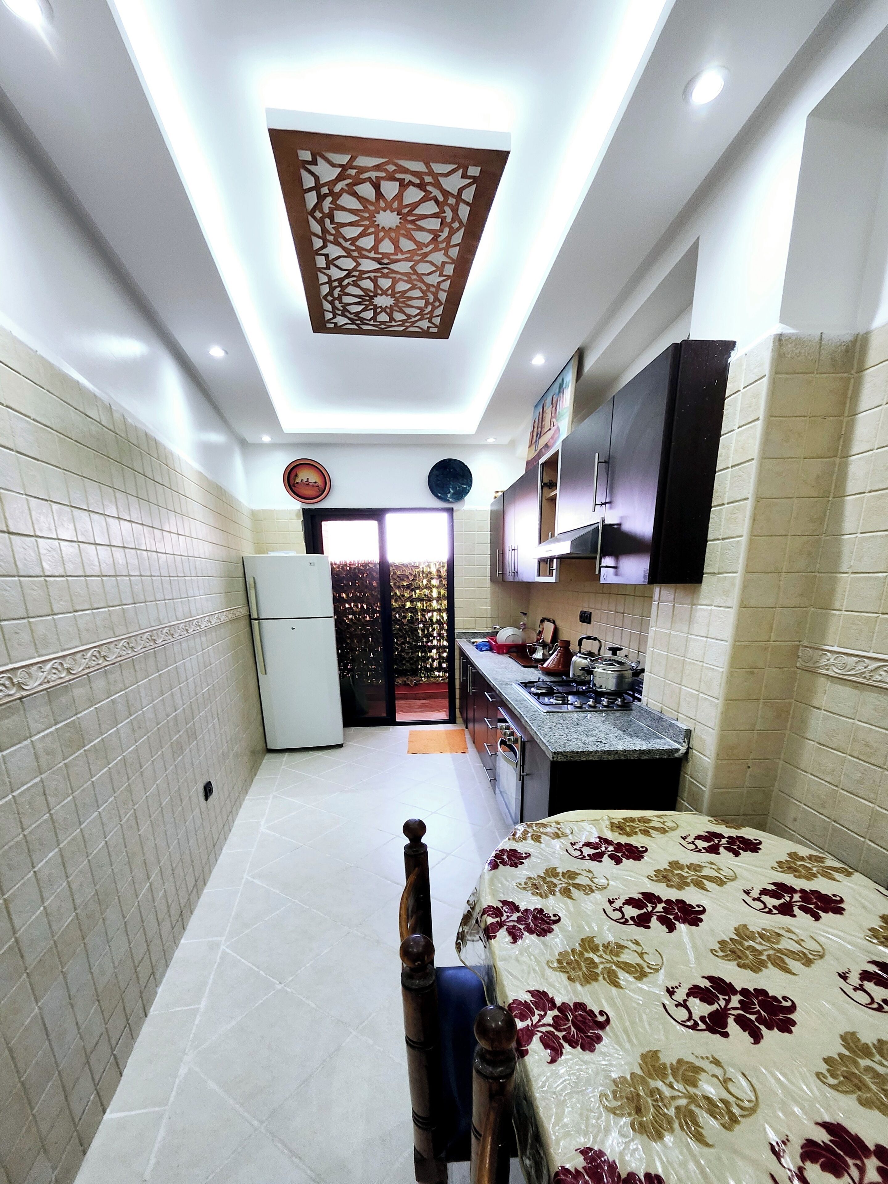 Fridge, oven, stovetop, coffee/tea maker