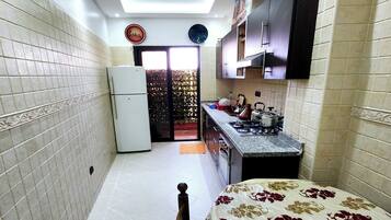 Fridge, oven, stovetop, coffee/tea maker