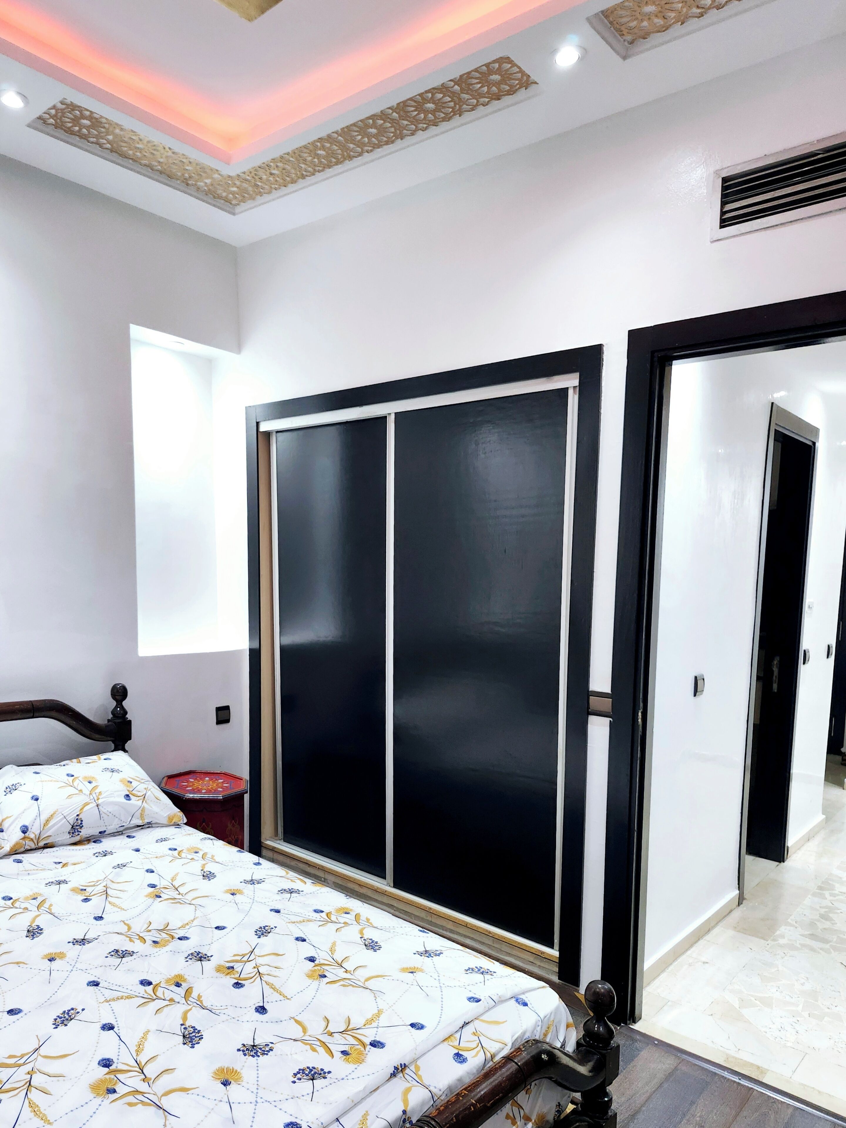 2 bedrooms, internet, bed sheets