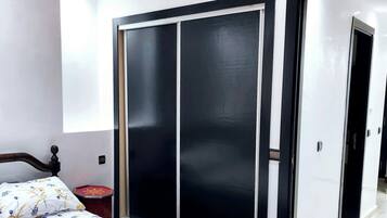 2 bedrooms, internet, bed sheets