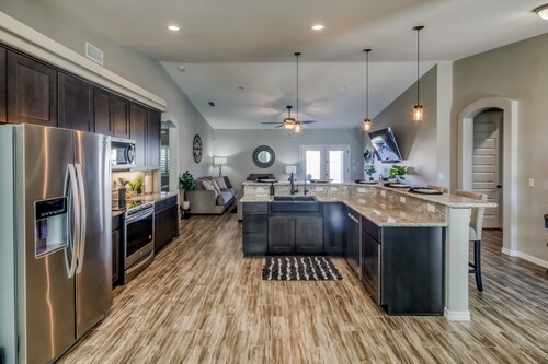 Newer Built Home/Pool/Hot Tub/Fire Pit/BBQ/Sleeps 10