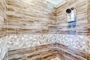 Dusche, Haartrockner, Handtücher, Seife