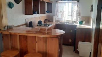 Kühlschrank, Ofen, Herdplatte, Wasserkocher mit Kaffee-/Teezubehör
