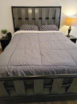 4 bedrooms, desk, iron/ironing board, free WiFi