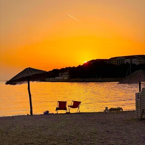 Plage à proximité, chaises longues