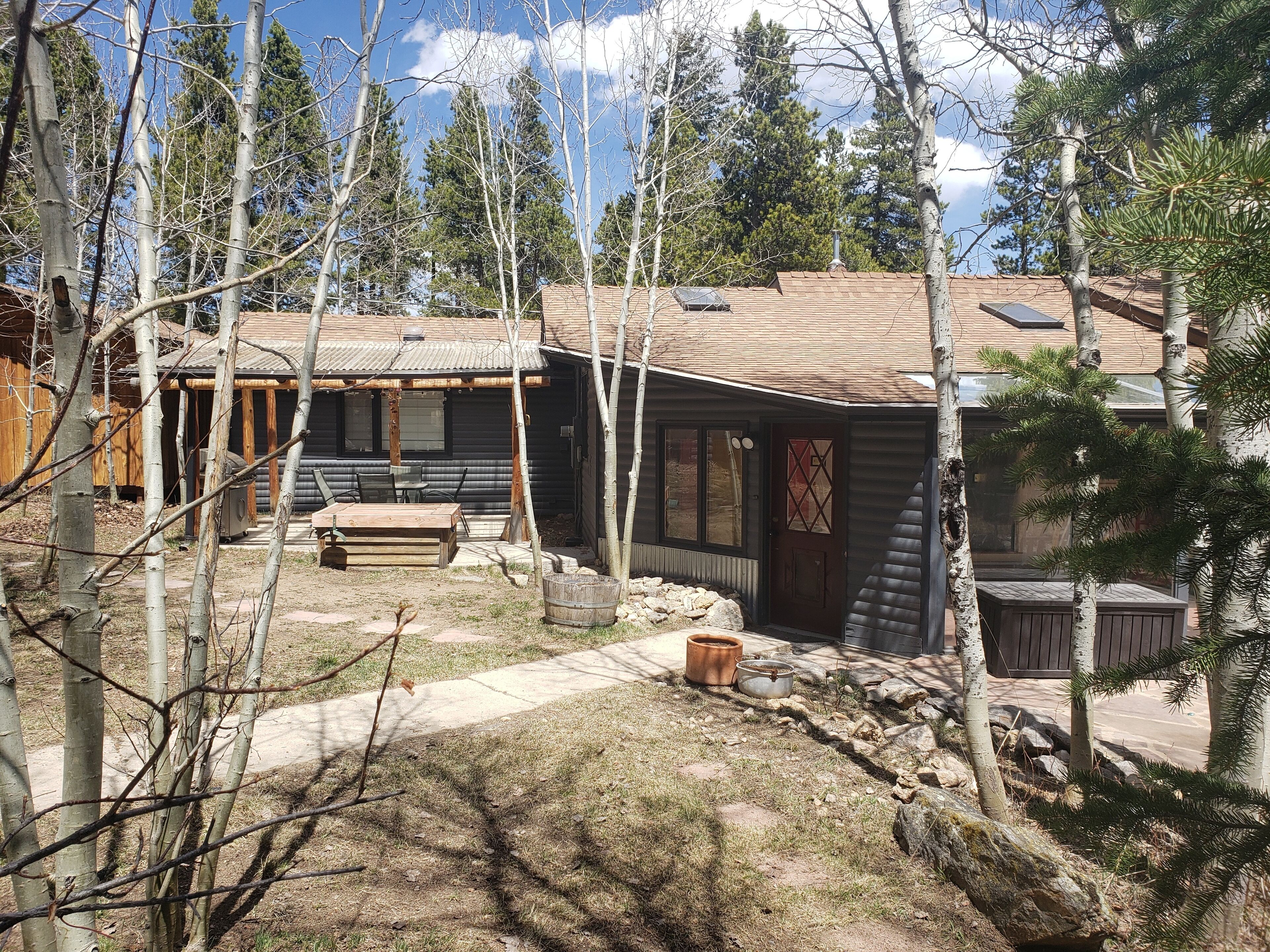 Cozy mountain cabin close to hiking/biking, skiing, casinos, good food and more!