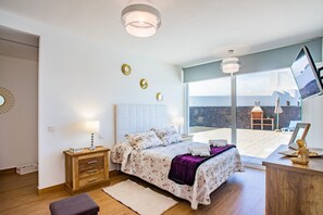 3 bedrooms, iron/ironing board, WiFi, bed sheets - Tony´s Luxury Villa, heated pool, wifi (Tinajo)