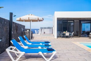 Outdoor dining - Tony´s Luxury Villa, heated pool, wifi (Tinajo)