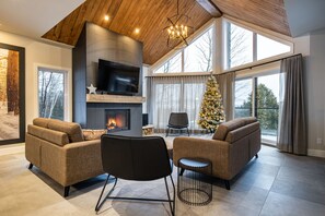 Smart TV y chimenea 