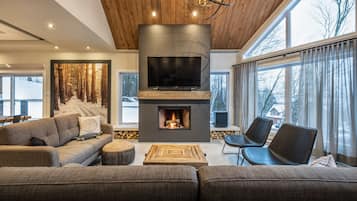 Smart TV, fireplace