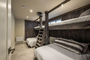 5 habitaciones, tabla de planchar con plancha y cuna de viaje 