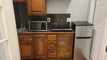 Jääkaappi, mikroaaltouuni, keittoastiat/astiat/ruokailuvälineet