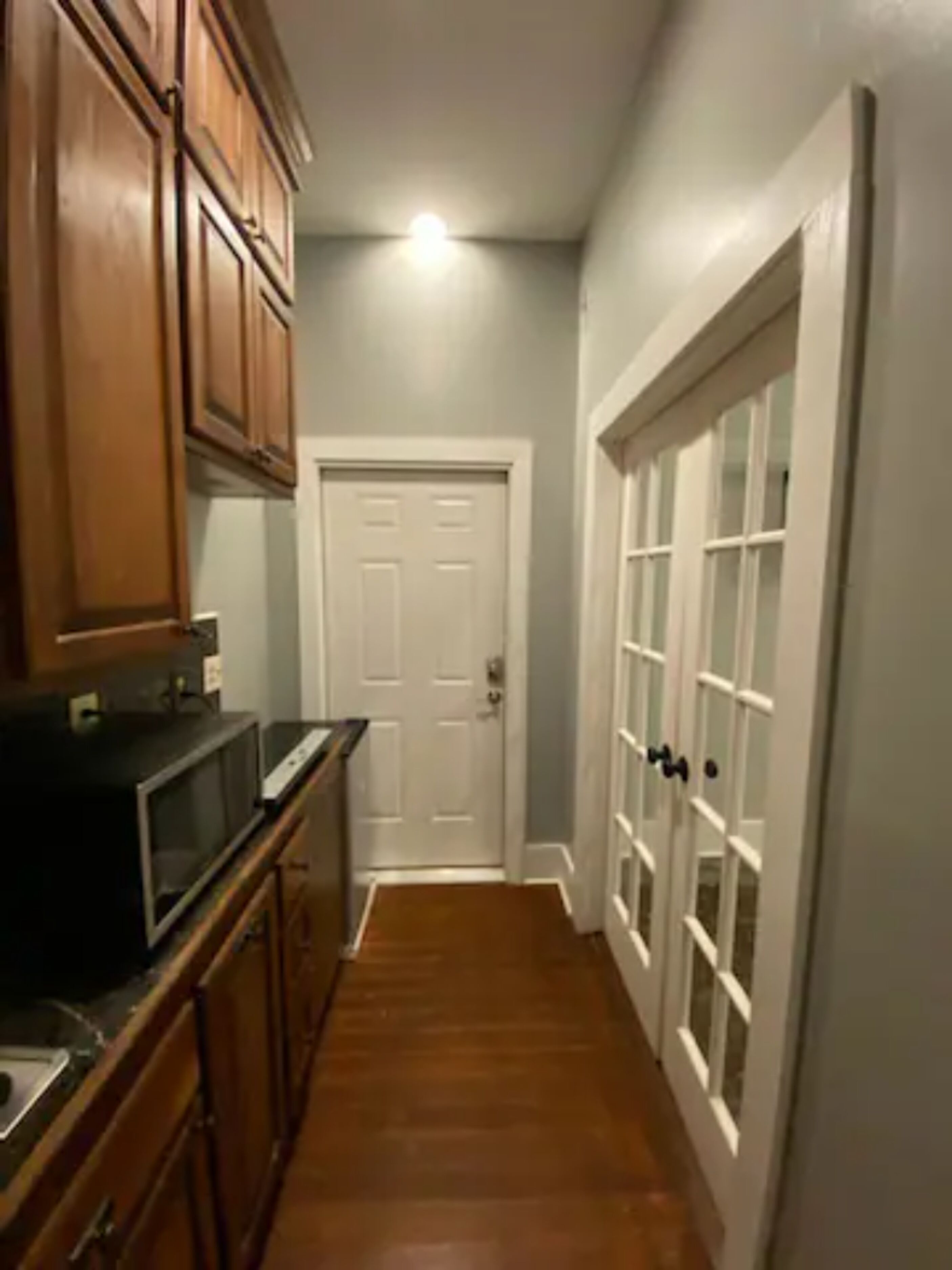 Refrigerador, microondas y utensilios de cocina 