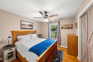 4 bedrooms, desk, free WiFi, bed sheets