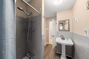 Combined shower/bathtub, hair dryer, towels, soap