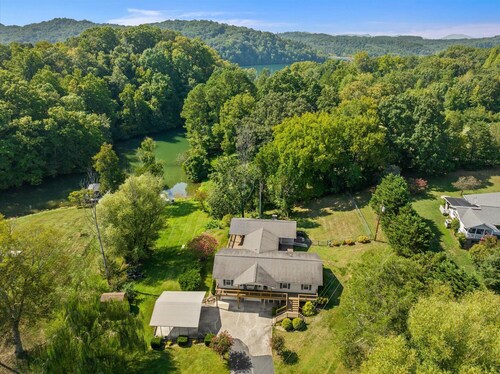 On Lake w/Dock/Spa Near UT/Windrock/Golf/ Shopping -Pontoon boat avail. to rent.