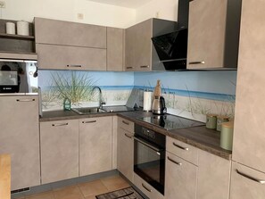 ثلاجة، ميكروويف، فرن، موقد طهي مسطح