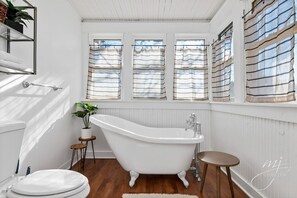 Bañera, secador de pelo, toallas y jabón