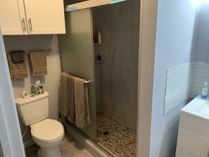 Een douche, een haardroger, handdoeken, zeep