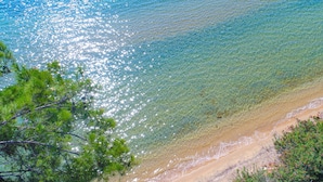 A clear view of a beach with a sandy shore and clear water. - Villa Kalma Ena, charming villa, private pool, near Moudania (Gremia Nea Moudania)