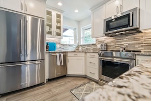 Fridge, microwave, oven, stovetop - Tempe Lakes HOLIDAY SPECIAL!  Heated Pool, Spa, Pickleball, Gym + Near ASU (Tempe)