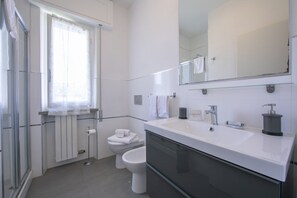 Regadera, secadora de cabello, bidet, toallas 