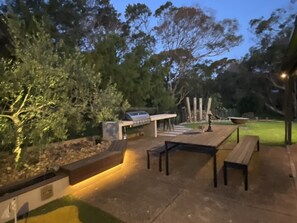 تناول الطعام بالخارج