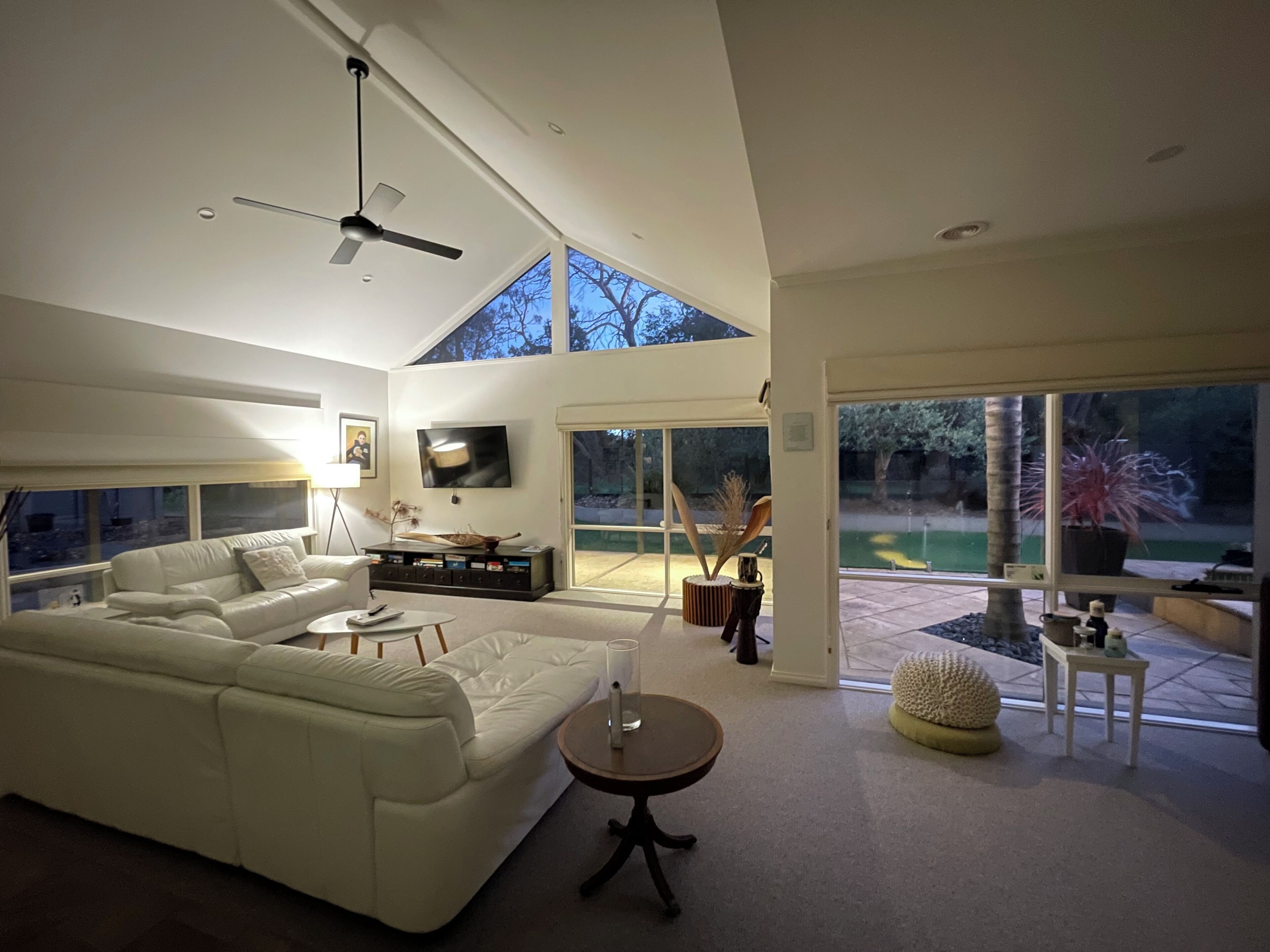 Smart TV, fireplace, DVD player, ping pong