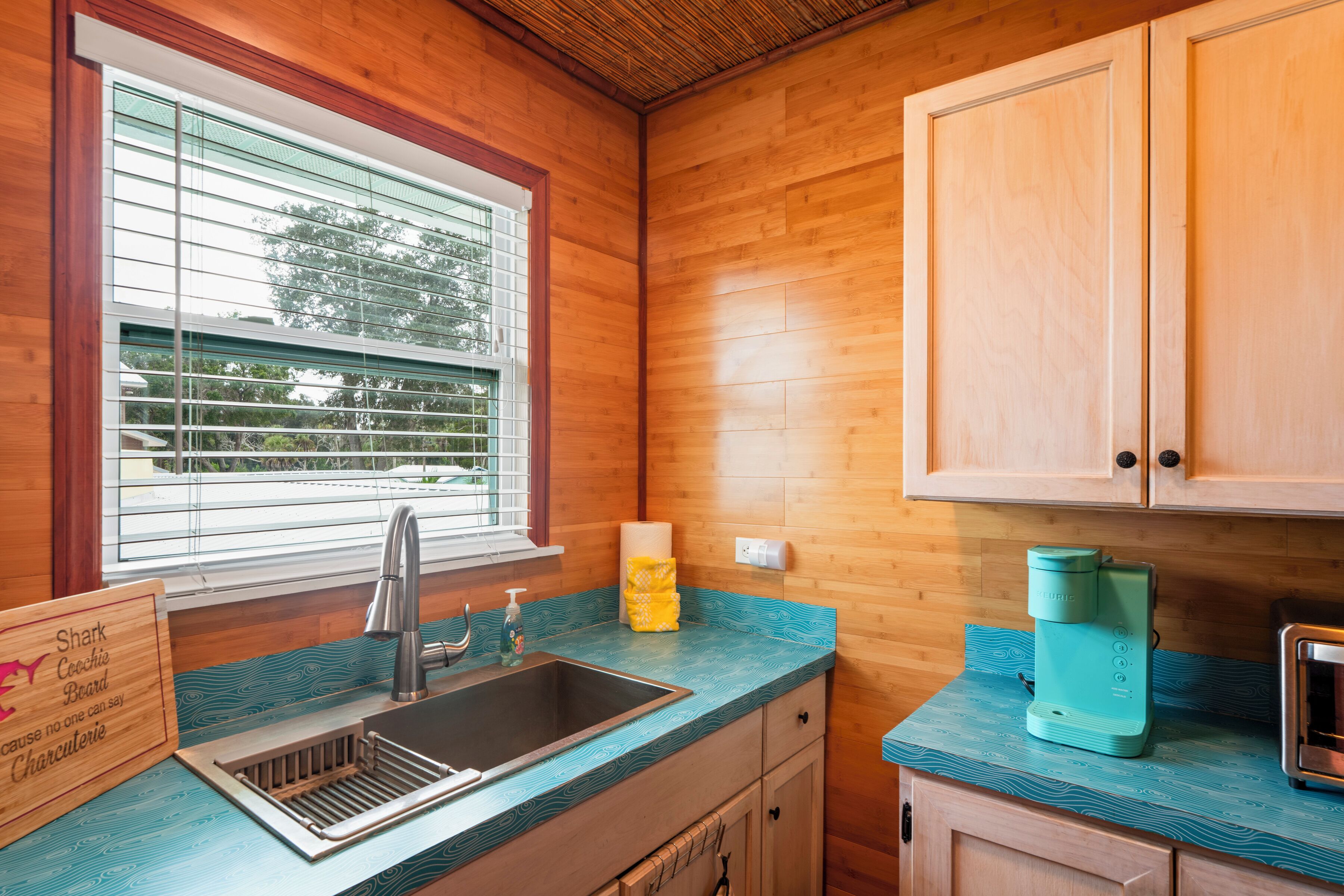 Réfrigérateur, micro-ondes, plaque de cuisson, cafetière/bouilloire
