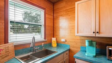 Réfrigérateur, micro-ondes, plaque de cuisson, cafetière/bouilloire