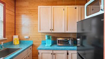 Réfrigérateur, micro-ondes, plaque de cuisson, cafetière/bouilloire