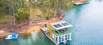 Mucho más que  un hotel y un bote. Somos una experiencia de libertad .