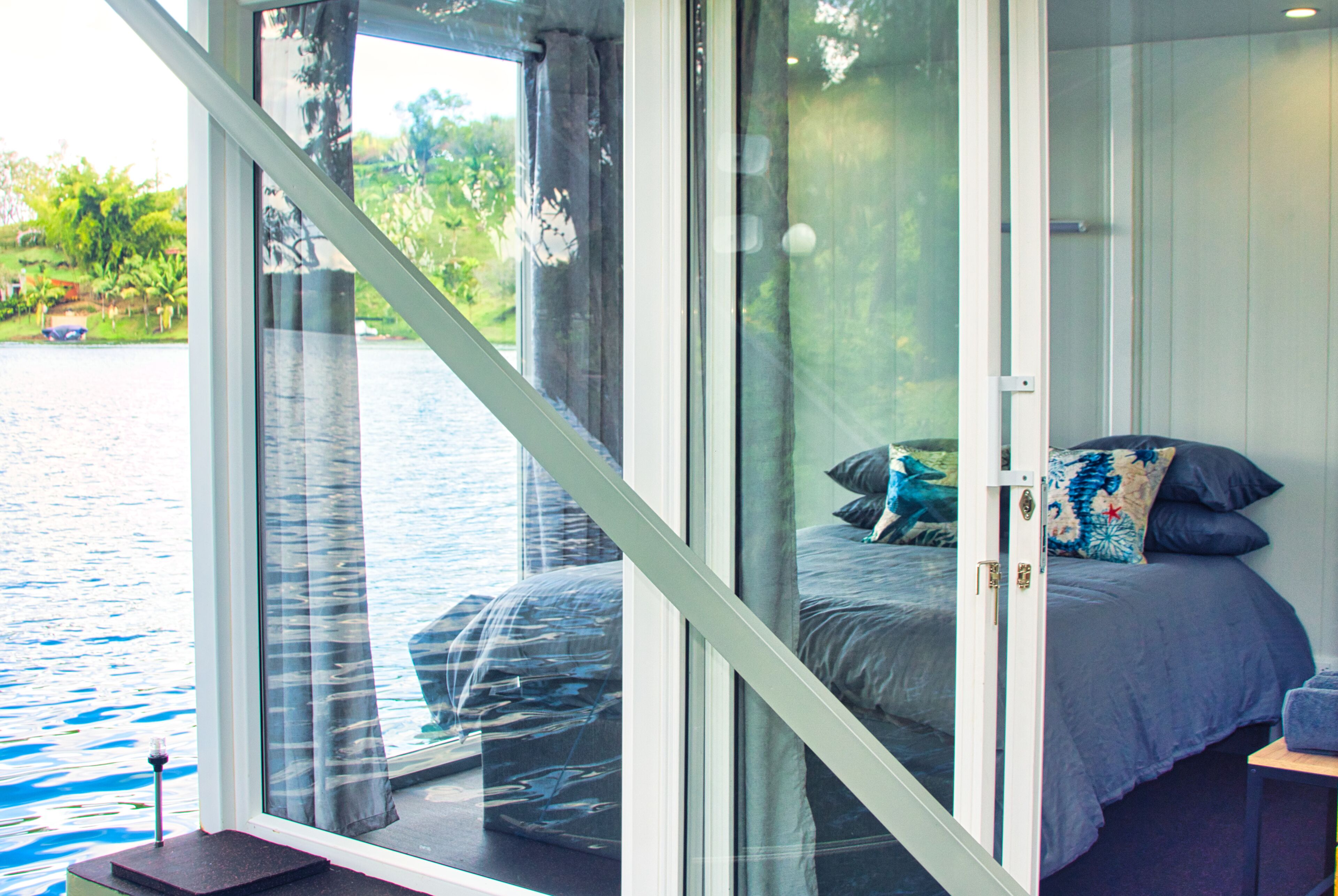 2 室のベッドルーム、旅行用ベビーベッド、WiFi (無料)、ベッドシーツ