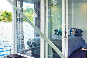 2 bedrooms, travel cot, free WiFi, bed sheets