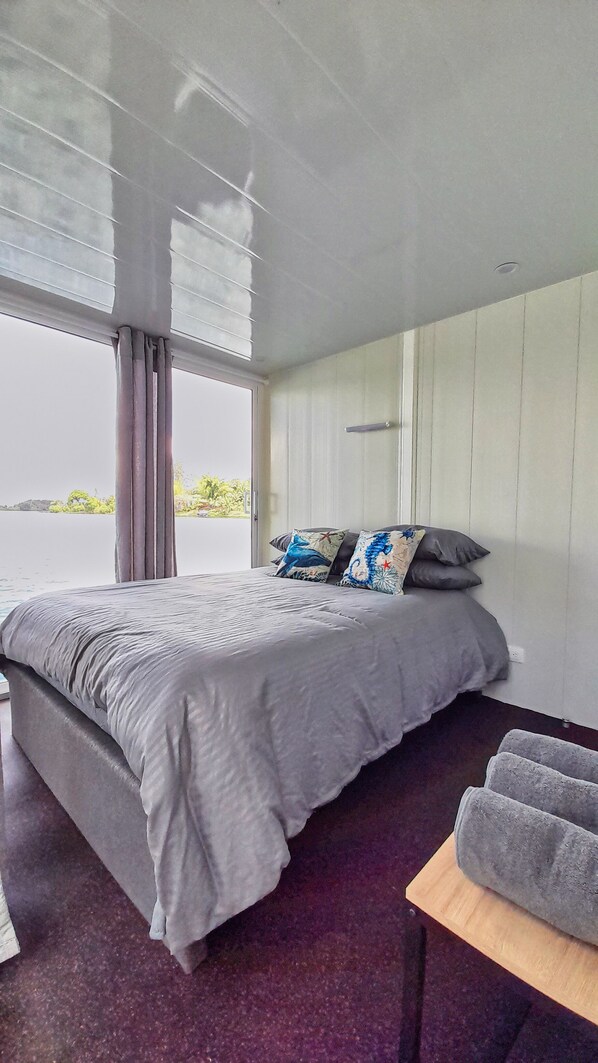 2 bedrooms, travel crib, free WiFi, bed sheets