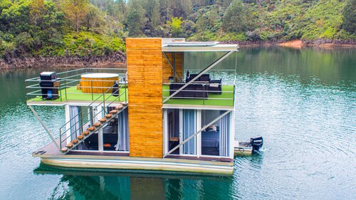 Mucho más que  un hotel y un bote. Somos una experiencia de libertad .