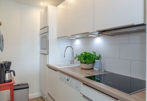 Fridge, oven, stovetop, dishwasher