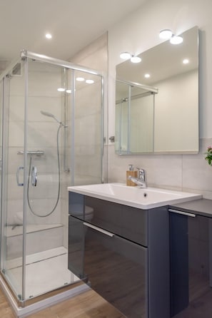 Douche, sĂšche-cheveux, serviettes fournies, savon