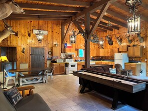 Interior - Big Sam Hangout!! 4 bed 3.5 bath South End with rear privacy & Hot Tub (Brookeland)