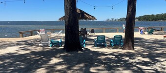 Big Sam Hangout!! 4 bed 3.5 bath South End with rear privacy close to ramp