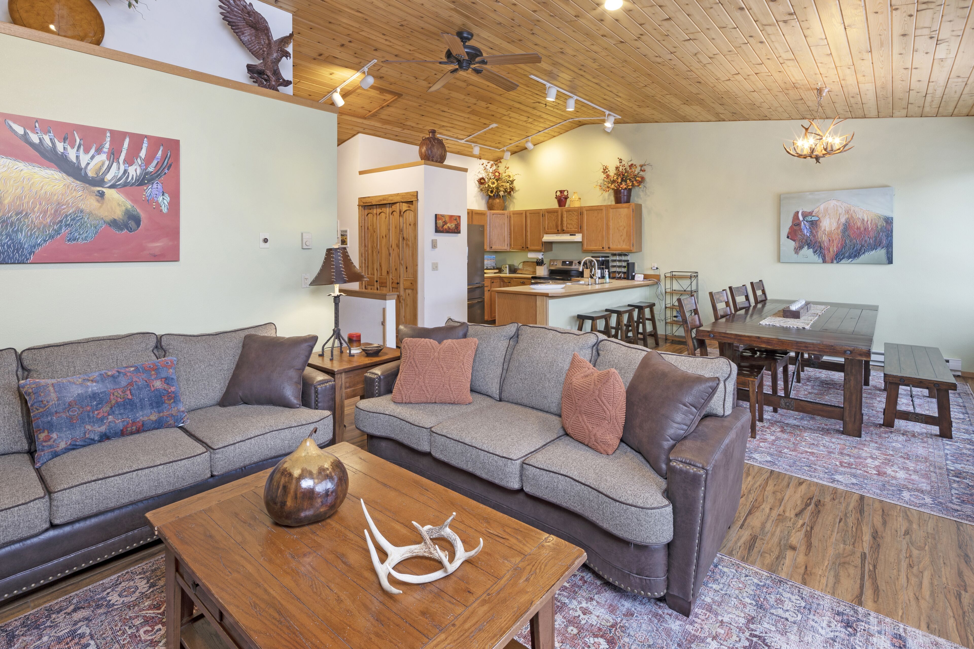 Home w/private hot tub & fireplace, w/shared sauna/hot tub/pool - Hidden Village Mountainside Escape