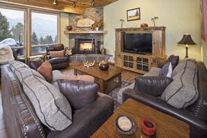 Televisión, chimenea y oficina 