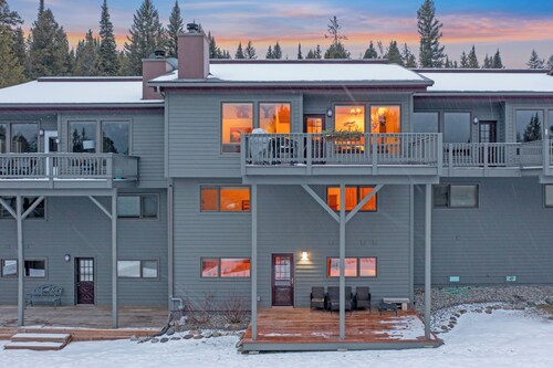 Home w/private hot tub & fireplace, w/shared sauna/hot tub/pool - Hidden Village Mountainside Escape