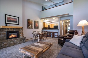 Televisión y chimenea 